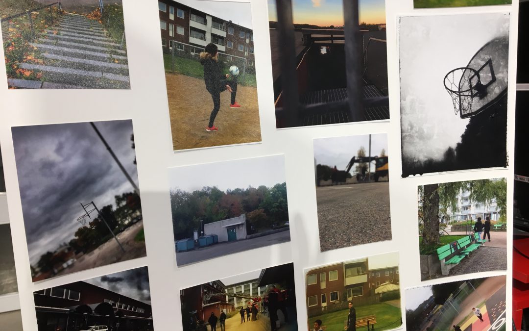 Elever visar upp sin bild av torget